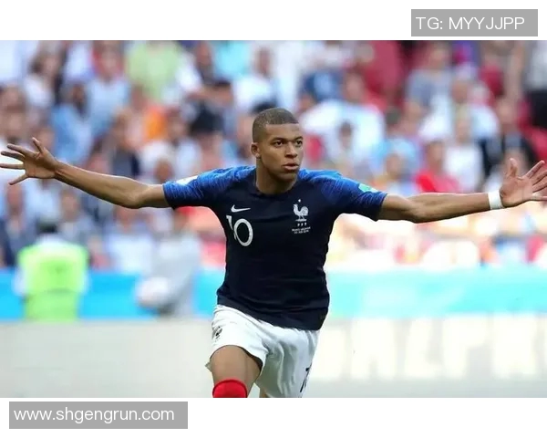 穿黄衣服的足球明星：揭秘这位赛场上亮眼的球员背后的故事